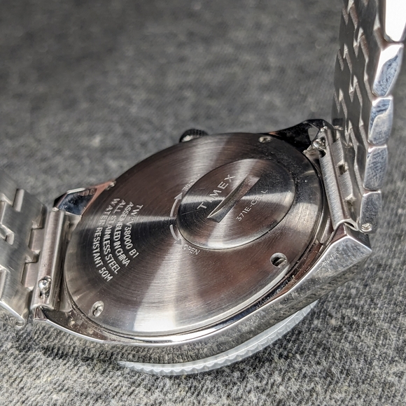 Q Timex GMT 38mm quartz watch (like new) - Picture 3 of 6